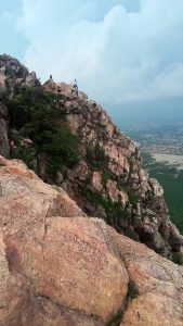 Dalha Pahad: वैसे तो छत्तीसगढ़ में घूमने लायक बहुत सी रोमांजित जगह है। इनमें जांजगीर-चांपा जिले का दल्हा पहाड़ आस्था और रोमांच का एक अनूठा संगम प्रस्तुत करता है। जिला मुख्यालय से लगभग 30 किलोमीटर दूर अकलतरा तहसील के दल्हापोड़ी गांव में स्थित यह पहाड़ अपनी प्राकृतिक सुंदरता और धार्मिक मान्यताओं के लिए दूर-दूर तक प्रसिद्ध है। लगभग 700 मीटर ऊंचे इस पहाड़ की चोटी से चारों ओर का विहंगम दृश्य देखने और प्रकृति के इस खूबसूरत नजारे का आनंद लेने के लिए सैलानी यहां खिंचे चले आते हैं।