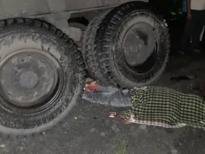 Korba Accident: छत्तीसगढ़ के कोरबा जिले के बांकीमोंगरा क्षेत्र में तेज रफ्तार ट्रेलर की टक्कर से बाइक सवार दो युवकों की मौत हो गई। हादसा सोमवार रात चांदनी चौक के पास हुआ। टक्कर इतनी जोरदार थी कि बाइक ट्रेलर के नीचे फंस गई।