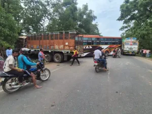 Kondagaon Accident: कोंडागांव जिले में नेशनल हाईवे-30 पर बोरगांव पुल के पास सोमवार दोपहर करीब 2:30 बजे यात्री बस और ट्रक की आमने-सामने टक्कर हो गई। हादसे में बस में सवार एक दर्जन से अधिक यात्री घायल हो गए। ट्रक चालक को भी चोटें आई हैं।