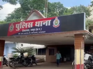Raipur Current Accident: छत्तीसगढ़ की राजधानी रायपुर के टिकरापारा थाना क्षेत्र से एक दर्दनाक घटना सामने आई है। जहां करंट की चपेट में आने से मां और बेटे की मौके पर ही मौत हो गई। बताया जा रहा है कि महिला बालकनी में सूखने के लिए टंगे कपड़े निकालने गई थी। इसी दौरान वह करंट की चपेट में आ गई। मां को करंट से चिपका देखकर उसे बचाने पहुंचे 23 वर्षीय बेटे की भी करंट लगने से मौत हो गई।