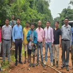 CG News: छत्तीसगढ़ के दंतेवाड़ा जिले में तीन युवकों ने जंगल से बंगाल मॉनिटर लिजार्ड (गोह) पकड़कर उसका शिकार कर लिया। आरोप है कि युवकों ने गोह को शराब के साथ चखना बनाकर खाया। पूरी घटना का वीडियो बनाकर सोशल मीडिया पर पोस्ट किया गया, जिसके वायरल होने के बाद वन विभाग ने तीनों आरोपियों को गिरफ्तार कर लिया।