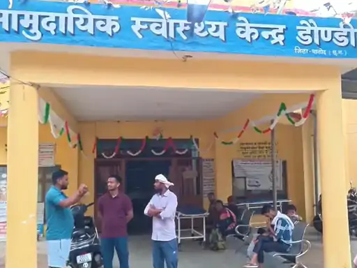 Balod News: छत्तीसगढ़ के बालोद जिले के डौंडी नगर के बाजार चौक में शनिवार सुबह नगर पंचायत के ट्रैक्टर चालक ने दो सफाईकर्मियों पर टंगिया से हमला कर दिया। हमले में दोनों सफाईकर्मी गंभीर रूप से घायल हो गए। स्थानीय लोगों ने आरोपी को पकड़कर पुलिस के हवाले कर दिया। घायलों का अस्पताल में इलाज जारी है।