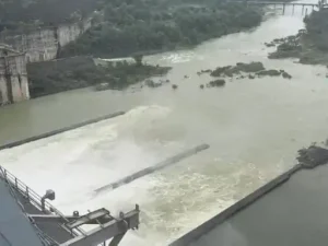Bango Dam: कोरबा जिले के मिनीमाता हसदेव बांगो बांध में छलांग लगाने के बाद लापता हुए 24 वर्षीय युवक रंजीत यादव का 48 घंटे बाद भी कोई सुराग नहीं मिल सका है। जिला नगर सेना की रेस्क्यू टीम सोमवार सुबह से लगातार सर्च ऑपरेशन चला रही है। युवक की तलाश तेज करने के लिए प्रशासन ने एनडीआरएफ की टीम को भी बुलाया है।