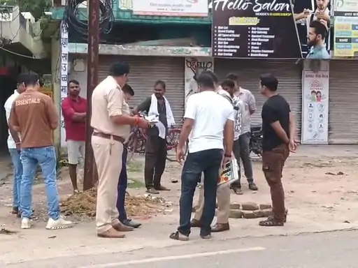 CG Murder: जांजगीर-चांपा जिले में लिफ्ट देने के बाद एक चौकीदार की चाकू मारकर हत्या कर दी गई। रविवार रात चांपा रोड पर दो नाबालिगों ने लूट की नीयत से 52 वर्षीय चौकीदार पर चलती मोटरसाइकिल में हमला कर दिया। गंभीर रूप से घायल चौकीदार की अस्पताल में मौत हो गई। पुलिस ने दोनों नाबालिगों को हिरासत में लेकर मामले की जांच शुरू कर दी है।
