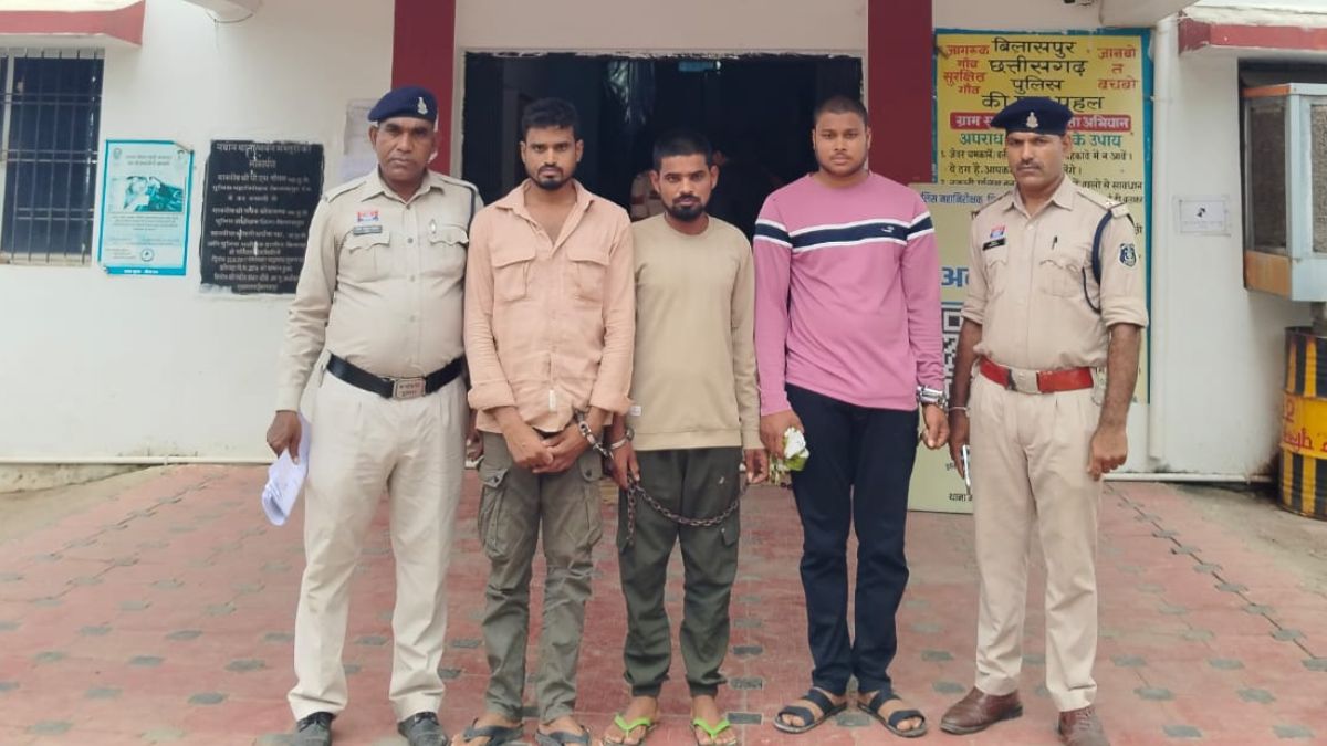 CG News: बिलासपुर में ट्रांसपोर्ट कारोबारी के यहां काम करने वाले 3 युवकों को नौकरी से निकाले जाने के बाद उन्होंने मालिक की पत्नी और उसके चचेरे भाई का प्राइवेट वीडियो के जरिए ब्लैकमेल करना शुरू कर दिया। आरोप है कि युवकों ने काम के दौरान चुपके से देवर-भाभी के निजी पलों का वीडियो बना लिया था, जिसे वायरल करने की धमकी देकर ब्लैकमेल कर रहे थे। वीडियो दिखाकर पैसों की मांग की और बाद में उसे सोशल मीडिया पर वायरल कर दिया। पुलिस ने तीनों आरोपियों को गिरफ्तार कर जेल भेज दिया है। मामला मस्तूरी थाना क्षेत्र का है।