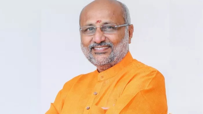Raipur News: उपराष्ट्रपति सीपी राधाकृष्णन 2 सितंबर को छत्तीसगढ़ दौरे पर आएंगे। इस दौरान वे रायपुर स्थित एम्स के दीक्षांत समारोह में मुख्य अतिथि के रूप में शामिल होंगे। उनके प्रस्तावित दौरे को लेकर प्रदेश के मुख्य सचिव विकासशील ने मंत्रालय में वरिष्ठ अधिकारियों की बैठक लेकर तैयारियों की समीक्षा की।