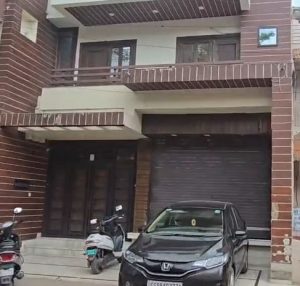 Rajnandgaon ED Raid: छत्तीसगढ़ के राजनांदगांव में प्रवर्तन निदेशालय की टीम ने गुरुवार सुबह कई ठिकानों पर एक साथ छापेमारी की। बताया जा रहा है कि भोपाल और रायपुर से पहुंची अलग-अलग टीमों ने सुबह करीब 6 बजे 3 ठिकानों पर दबिश दी।