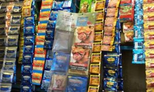 Gutkha Ban: कर्नाटक सरकार ने जनहित और लोगों के स्वास्थ्य को ध्यान में रखते हुए गुटखा, पान मसाला और तंबाकू या निकोटीन युक्त उत्पादों की बिक्री और वितरण पर एक साल के लिए रोक लगा दी है। खाद्य सुरक्षा और औषधि प्रशासन विभाग ने 10 अगस्त 2026 को इस संबंध में अधिसूचना जारी की है। यह आदेश जारी होने की तारीख से पूरे राज्य में एक वर्ष तक प्रभावी रहेगा।