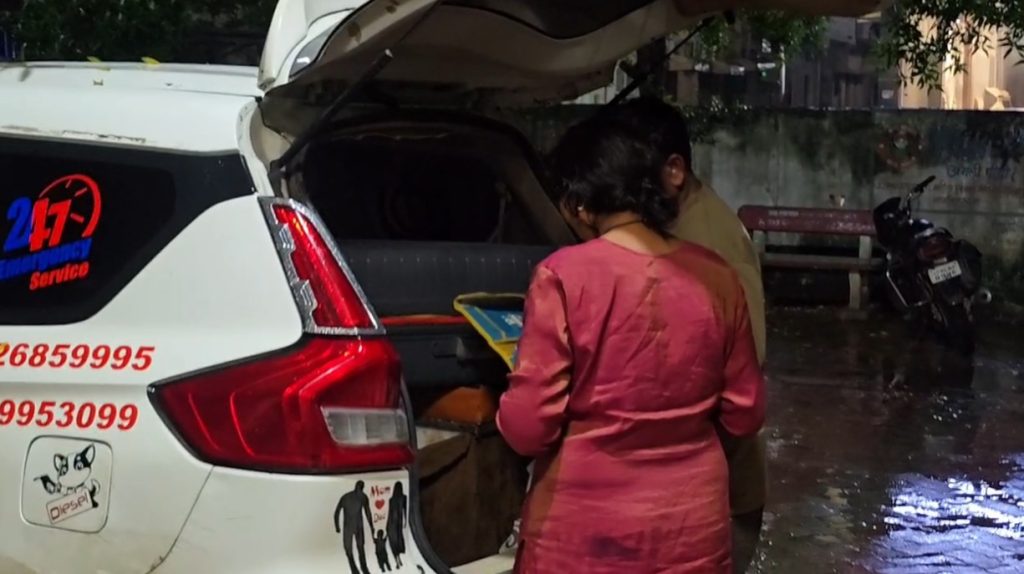 Raipur Breaking: रायपुर निवासी और वर्तमान में इंदौर के बेटमा में रह रहे एक परिवार पर दुखों का पहाड़ टूट पड़ा। खाना खाने के बाद एक ही परिवार की तीन सगी मासूम बहनों की संदिग्ध परिस्थितियों में मौत हो गई। दो बच्चियों की मौत इंदौर में इलाज के दौरान हुई, जबकि तीसरी बच्ची ने रायपुर लौटते समय इटारसी के अस्पताल में दम तोड़ दिया। घटना के बाद परिवार में मातम पसरा हुआ है।