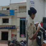 CG Fraud: छत्तीसगढ़ के बिलासपुर में डिजिटल अरेस्ट के नाम पर 68 वर्षीय सेवानिवृत्त वरिष्ठ नागरिक से 35 लाख रुपए की ठगी करने की कोशिश का मामला सामने आया है। ठग ने खुद को IPS अधिकारी बताकर मनी लॉन्ड्रिंग मामले में फंसाने की धमकी दी और वीडियो कॉल के जरिए बुजुर्ग को लगातार अपने संपर्क में रखा। समय रहते पुलिस को सूचना मिलने से ठगी की बड़ी वारदात टल गई और पूरी रकम सुरक्षित बचा ली गई।