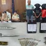 Raipur Breaking: रायपुर पुलिस ने समय रहते कार्रवाई करते हुए राजधानी में एक बड़ी डकैती की साजिश को विफल कर दिया। गुढ़ियारी थाना पुलिस ने पंडरी स्थित एक ज्वेलरी शोरूम में डकैती की योजना बना रहे तीन आरोपियों को गिरफ्तार किया है। पुलिस के अनुसार आरोपी रात में वारदात को अंजाम देने की तैयारी में थे। उनके कब्जे से एक देशी पिस्टल, दो जिंदा कारतूस, दो चाकू, तीन मोबाइल फोन और 2,500 रुपये नकद बरामद किए गए हैं। मामले में दो अन्य आरोपी फरार हैं, जिनकी तलाश जारी है।
