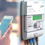CG Electricity Bill: धमतरी में बिजली बिल का भुगतान नहीं करने वाले बकायेदारों पर विद्युत वितरण कंपनी ने कार्रवाई तेज कर दी है। स्मार्ट मीटर लगने के बाद अब बिना किसी भौतिक हस्तक्षेप के रायपुर कार्यालय से सीधे ऑनलाइन बिजली कनेक्शन काटे जा रहे हैं। दिसंबर 2025 से चल रहे विशेष वसूली अभियान के तहत जुलाई में धमतरी संभाग के 236 बकायेदारों की सूची रायपुर भेजी गई थी, जिन पर करीब 18 लाख रुपये का बकाया है।