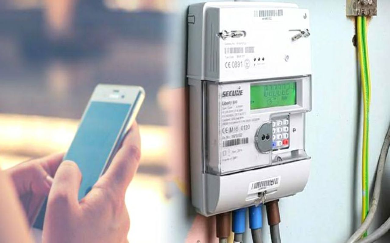 CG Electricity Bill: धमतरी में बिजली बिल का भुगतान नहीं करने वाले बकायेदारों पर विद्युत वितरण कंपनी ने कार्रवाई तेज कर दी है। स्मार्ट मीटर लगने के बाद अब बिना किसी भौतिक हस्तक्षेप के रायपुर कार्यालय से सीधे ऑनलाइन बिजली कनेक्शन काटे जा रहे हैं। दिसंबर 2025 से चल रहे विशेष वसूली अभियान के तहत जुलाई में धमतरी संभाग के 236 बकायेदारों की सूची रायपुर भेजी गई थी, जिन पर करीब 18 लाख रुपये का बकाया है।