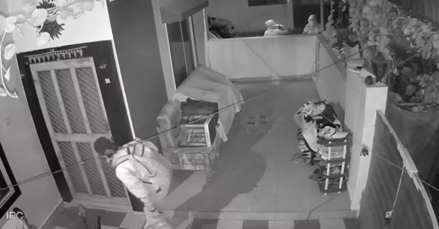 CG News: धमतरी जिले के मगरलोड थाना क्षेत्र स्थित भेण्ड्री गांव में देर रात एक सनसनीखेज वारदात सामने आई है। एक अज्ञात बदमाश रेनकोट और चेहरे पर नकाब पहनकर एक मकान में घुस गया। घर में मौजूद महिला ने आहट सुनकर विरोध किया तो आरोपी ने उस पर हमला कर दिया। हमले में महिला घायल हो गई। इसके बाद बदमाश घर से सामान चोरी कर फरार हो गया। पूरी घटना घर में लगे सीसीटीवी कैमरे में कैद हो गई।