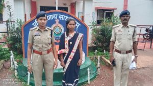 Abhanpur Murder: राजधानी रायपुर से लगे अभनपुर थाना क्षेत्र के ग्राम टोकरो में तालाब किनारे मिले चौकीदार परमेश्वर सिदार की हत्या के मामले का पुलिस ने 24 घंटे के भीतर खुलासा कर दिया है। पुलिस ने हत्या के आरोप में मृतक की पत्नी तिजियाबाई सिदार को गिरफ्तार कर न्यायिक रिमांड पर भेज दिया है।