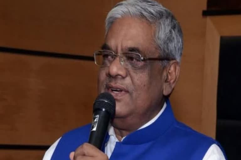 Raipur News: रायपुर में भगवान शिव को लेकर सोशल मीडिया पर कथित आपत्तिजनक टिप्पणी के बाद विवाद बढ़ गया। मामले में शिकायत मिलने पर पुलिस ने क्रिश्चियन फोरम के पदाधिकारी अरुण पन्नालाल को गिरफ्तार कर न्यायालय में पेश किया, जहां से उन्हें 14 दिन की न्यायिक रिमांड पर जेल भेज दिया गया। मामला सिविल लाइन थाना क्षेत्र का है।