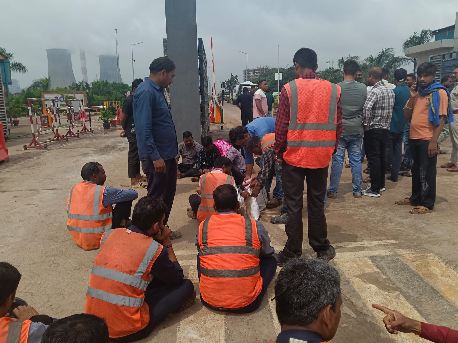 Raipur Breaking: रायपुर के रायखेड़ा स्थित अदाणी पावर प्लांट में एक हादसे में 26 वर्षीय कर्मचारी की मौत हो गई। बताया जा रहा है कि कर्मचारी हाइवा की चपेट में आ गया, जिससे उसकी मौके पर ही मौत हो गई। मृतक की पहचान जांजगीर-चांपा निवासी केशव कुमार महिलांगे के रूप में हुई है।