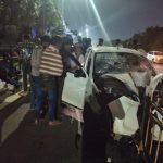 Raipur Accident: नवा रायपुर में देर रात एक दर्दनाक सड़क हादसा हो गया। सेंट्रल पार्क के पास BIT बस स्टॉप की रेलिंग से एक तेज रफ्तार कार टकरा गई। हादसे में कार सवार एक व्यक्ति की मौत हो गई, जबकि 5 लोग गंभीर रूप से घायल हो गए।