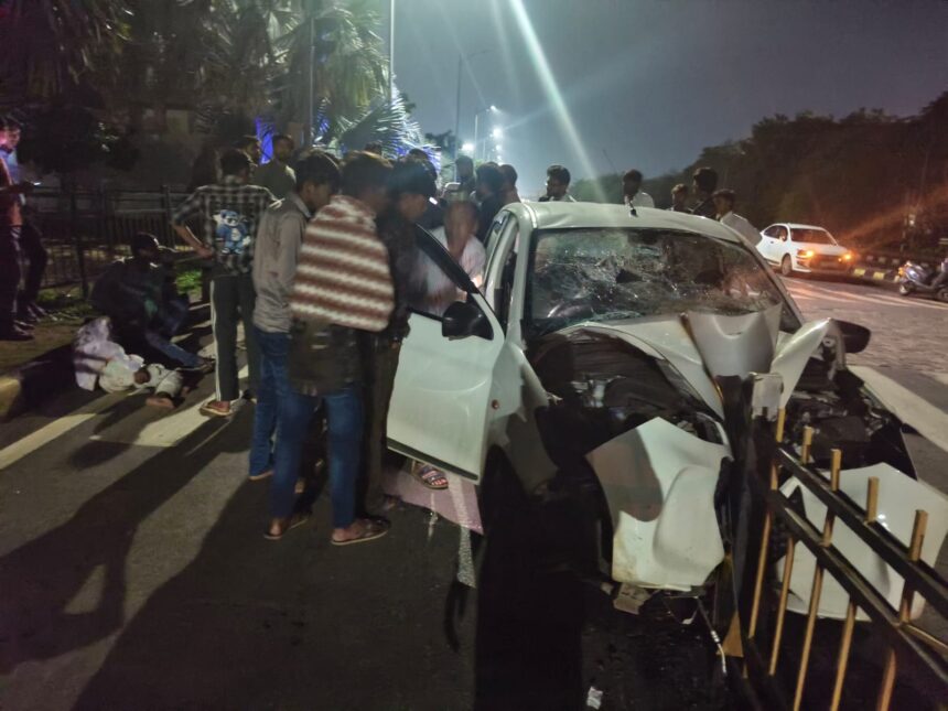 Raipur Accident: नवा रायपुर में देर रात एक दर्दनाक सड़क हादसा हो गया। सेंट्रल पार्क के पास BIT बस स्टॉप की रेलिंग से एक तेज रफ्तार कार टकरा गई। हादसे में कार सवार एक व्यक्ति की मौत हो गई, जबकि 5 लोग गंभीर रूप से घायल हो गए।