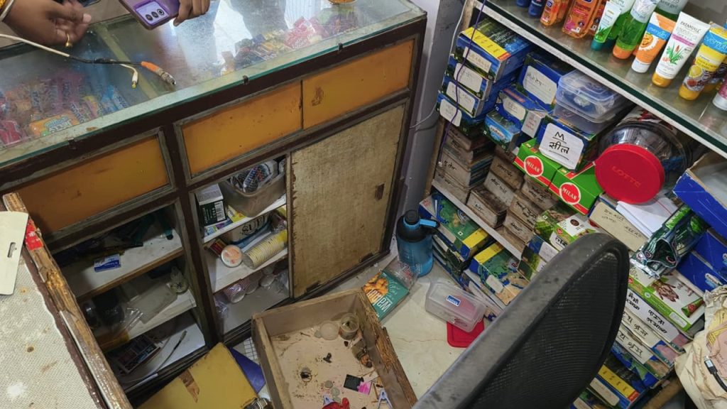 CG Theft: बलौदाबाजार शहर में सोमवार रात नकाबपोश बदमाशों ने एक किराना दुकान का शटर तोड़कर चोरी की वारदात को अंजाम दिया। चोर दुकान के गल्ले में रखी नकदी लेकर फरार हो गए। घटना की पूरी वारदात सीसीटीवी कैमरे में कैद हो गई है। पुलिस ने मामला दर्ज कर जांच शुरू कर दी है।