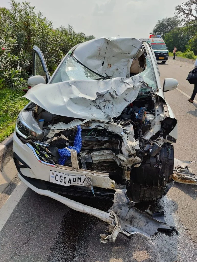 Korba Accident: छत्तीसगढ़ के कोरबा जिले में तेज रफ्तार कार और बाइक की आमने-सामने हुई भिड़ंत में दो लोगों की मौके पर ही मौत हो गई, जबकि तीन अन्य गंभीर रूप से घायल हो गए। हादसा पाली थाना क्षेत्र के चैतमा स्थित डिस्पोजल फैक्ट्री के पास हुआ। सूचना मिलते ही पुलिस मौके पर पहुंची और घायलों को अस्पताल पहुंचाया गया।