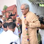 Hareli  2026: छत्तीसगढ़ के पूर्व मुख्यमंत्री भूपेश बघेल ने अपने निवास पर हरेली तिहार मनाया। इस दौरान उन्होंने पारंपरिक तरीके से खेती-किसानी में उपयोग होने वाले औजारों और पशुधन की पूजा की। कार्यक्रम में उनकी पत्नी, बेटी, कांग्रेस के वरिष्ठ नेता, पूर्व मंत्री, विधायक और बड़ी संख्या में कार्यकर्ता मौजूद रहे।