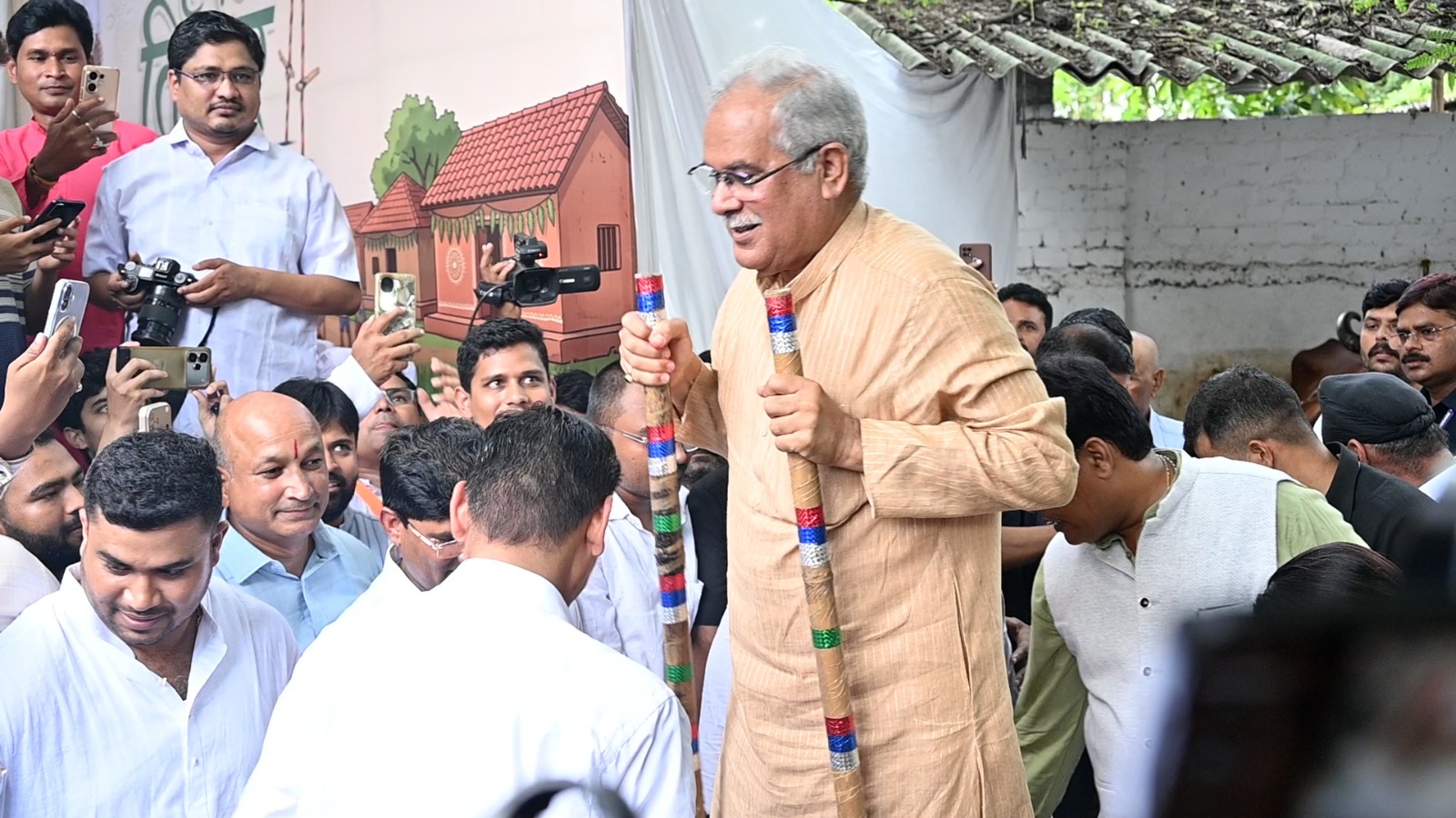 Hareli  2026: छत्तीसगढ़ के पूर्व मुख्यमंत्री भूपेश बघेल ने अपने निवास पर हरेली तिहार मनाया। इस दौरान उन्होंने पारंपरिक तरीके से खेती-किसानी में उपयोग होने वाले औजारों और पशुधन की पूजा की। कार्यक्रम में उनकी पत्नी, बेटी, कांग्रेस के वरिष्ठ नेता, पूर्व मंत्री, विधायक और बड़ी संख्या में कार्यकर्ता मौजूद रहे।