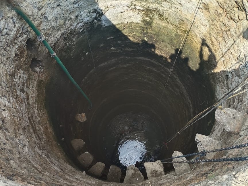 CG Well Accident: बिलासपुर के रतनपुर थाना क्षेत्र के जूनाशहर स्थित वार्ड क्रमांक 15 में कुएं से 20 वर्षीय युवक का शव मिलने से इलाके में सनसनी फैल गई। मृतक की पहचान जगदीश पोर्ते के रूप में हुई है। सूचना मिलने पर पुलिस मौके पर पहुंची और शव को कुएं से बाहर निकालकर जांच शुरू की।