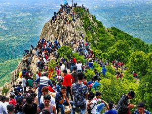Dalha Pahad: वैसे तो छत्तीसगढ़ में घूमने लायक बहुत सी रोमांजित जगह है। इनमें जांजगीर-चांपा जिले का दल्हा पहाड़ आस्था और रोमांच का एक अनूठा संगम प्रस्तुत करता है। जिला मुख्यालय से लगभग 30 किलोमीटर दूर अकलतरा तहसील के दल्हापोड़ी गांव में स्थित यह पहाड़ अपनी प्राकृतिक सुंदरता और धार्मिक मान्यताओं के लिए दूर-दूर तक प्रसिद्ध है। लगभग 700 मीटर ऊंचे इस पहाड़ की चोटी से चारों ओर का विहंगम दृश्य देखने और प्रकृति के इस खूबसूरत नजारे का आनंद लेने के लिए सैलानी यहां खिंचे चले आते हैं।