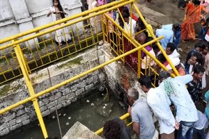 Dalha Pahad: वैसे तो छत्तीसगढ़ में घूमने लायक बहुत सी रोमांजित जगह है। इनमें जांजगीर-चांपा जिले का दल्हा पहाड़ आस्था और रोमांच का एक अनूठा संगम प्रस्तुत करता है। जिला मुख्यालय से लगभग 30 किलोमीटर दूर अकलतरा तहसील के दल्हापोड़ी गांव में स्थित यह पहाड़ अपनी प्राकृतिक सुंदरता और धार्मिक मान्यताओं के लिए दूर-दूर तक प्रसिद्ध है। लगभग 700 मीटर ऊंचे इस पहाड़ की चोटी से चारों ओर का विहंगम दृश्य देखने और प्रकृति के इस खूबसूरत नजारे का आनंद लेने के लिए सैलानी यहां खिंचे चले आते हैं।