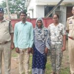 Munugeli Murder: छत्तीसगढ़ के मुंगेली जिले से हत्या का सनसनीखेज मामला सामने आया है। जहां एक युवक पर अपने दोस्त की पत्नी से संबंध बनाने और उसका वीडियो बनाकर ब्लैकमेल करने का आरोप लगा है। पुलिस के मुताबिक ब्लैकमेलिंग से परेशान होकर पति-पत्नी ने मिलकर युवक की हत्या कर दी और शव को सड़क किनारे फेंक दिया। मामला चिल्फी थाना क्षेत्र का है।