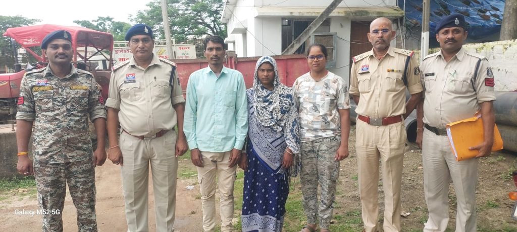 Munugeli Murder: छत्तीसगढ़ के मुंगेली जिले से हत्या का सनसनीखेज मामला सामने आया है। जहां एक युवक पर अपने दोस्त की पत्नी से संबंध बनाने और उसका वीडियो बनाकर ब्लैकमेल करने का आरोप लगा है। पुलिस के मुताबिक ब्लैकमेलिंग से परेशान होकर पति-पत्नी ने मिलकर युवक की हत्या कर दी और शव को सड़क किनारे फेंक दिया। मामला चिल्फी थाना क्षेत्र का है।