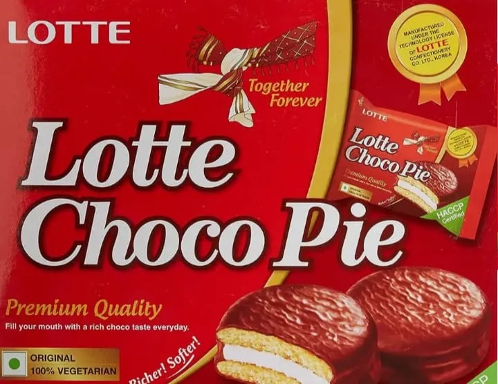 CG Chocolate Ban: बच्चों में लोकप्रिय Lotte Choco Pie के एक बैच को अमानक पाए जाने के बाद खाद्य एवं औषधि विभाग ने बड़ी कार्रवाई की है। दुर्ग में संबंधित बैच की बिक्री और भंडारण पर रोक लगा दी गई है। अब पूरे छत्तीसगढ़ में इस बैच पर प्रतिबंध लगाने की प्रक्रिया शुरू कर दी गई है।