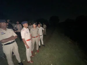 Raipur Blue Water: राजधानी रायपुर के माना थाना क्षेत्र के नकटी गांव स्थित ब्लू वाटर में बुधवार शाम दोस्तों के बीच लगी एक शर्त दर्दनाक हादसे में बदल गई। एक छोर से दूसरे छोर तक तैरकर जाने की शर्त के दौरान 24 वर्षीय युवक गहरे पानी में डूब गया। सूचना मिलते ही पुलिस मौके पर पहुंची और SDRF की टीम को बुलाया गया। रात होने और पानी की अधिक गहराई के कारण सर्च ऑपरेशन रोक दिया गया। अब गुरुवार सुबह दोबारा तलाश शुरू की गई।