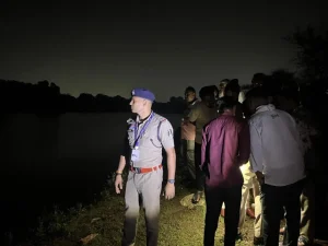 Raipur Blue Water: राजधानी रायपुर के माना थाना क्षेत्र के नकटी गांव स्थित ब्लू वाटर में बुधवार शाम दोस्तों के बीच लगी एक शर्त दर्दनाक हादसे में बदल गई। एक छोर से दूसरे छोर तक तैरकर जाने की शर्त के दौरान 24 वर्षीय युवक गहरे पानी में डूब गया। सूचना मिलते ही पुलिस मौके पर पहुंची और SDRF की टीम को बुलाया गया। रात होने और पानी की अधिक गहराई के कारण सर्च ऑपरेशन रोक दिया गया। अब गुरुवार सुबह दोबारा तलाश शुरू की गई।