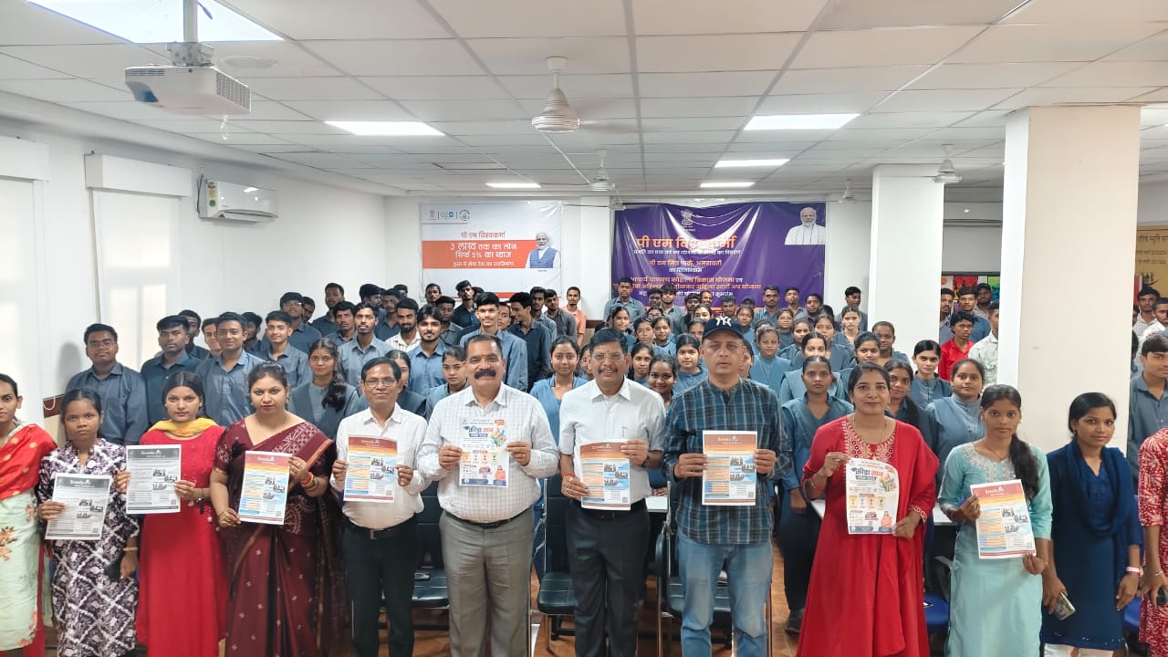 Raipur News: रायपुर के शासकीय औद्योगिक प्रशिक्षण संस्थान, सद्दू में विद्यार्थियों को क्रीड़ा ज्ञान परीक्षा 2026 के संबंध में जानकारी दी गई। इस दौरान छात्रों को परीक्षा की पात्रता, पंजीयन प्रक्रिया, परीक्षा का स्वरूप और पुरस्कारों की जानकारी दी गई।