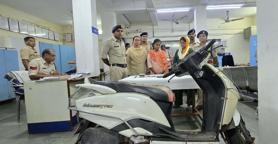 Raipur Theft: रायपुर में रक्षाबंधन के दौरान बाजारों में बढ़ी भीड़ का फायदा उठाकर चोरी करने वाले गिरोह का पुलिस ने पर्दाफाश किया है। मालवीय रोड पर कार्रवाई करते हुए पुलिस ने दो महिला आरोपियों को गिरफ्तार किया है। दोनों के कब्जे से करीब 12 लाख रुपये के सोने-चांदी के आभूषण, नगदी, एक एक्टिवा और 5 मोबाइल फोन बरामद किए गए हैं।