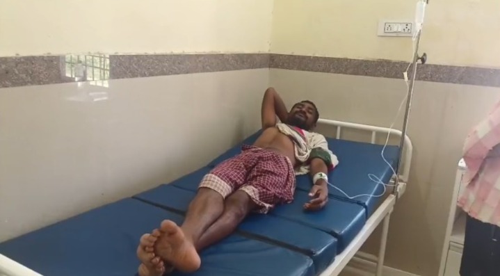 CG News: सक्ती जिले के बाराद्वार थाना क्षेत्र के ग्राम छीतापड़रिया में एक युवक ने शराब में जहरीला पदार्थ मिलाकर पी लिया। घटना के बाद उसकी तबीयत बिगड़ने पर परिजनों ने उसे तत्काल एंबुलेंस की मदद से जैजैपुर सामुदायिक स्वास्थ्य केंद्र में भर्ती कराया, जहां उसका उपचार जारी है।