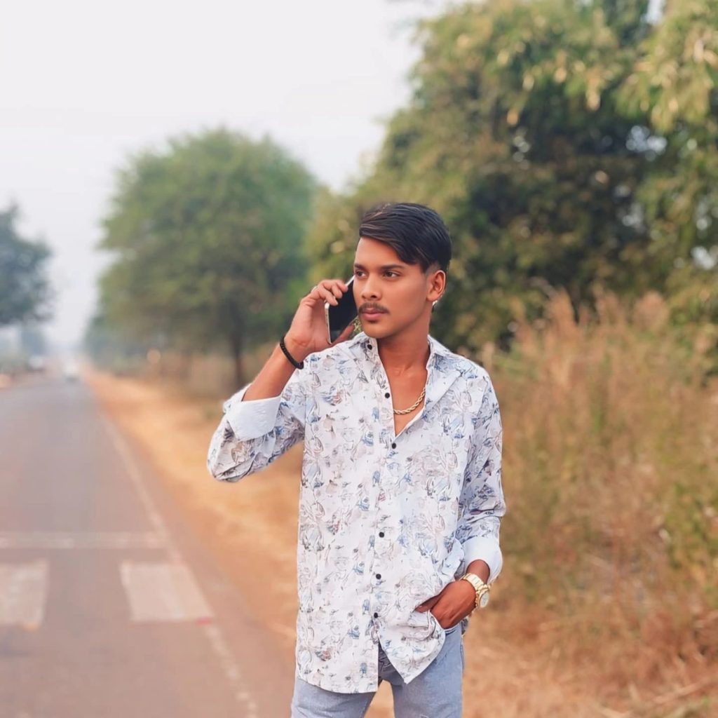 Raipur Murder: राजधानी रायपुर के पुरानी बस्ती थाना क्षेत्र में आधी रात मामूली विवाद के बाद 22 वर्षीय युवक की चाकू मारकर हत्या कर दी गई। घटना अश्वनी नगर स्थित गौसिया मस्जिद के पास हुई, जहां दो अज्ञात हमलावरों ने युवक पर धारदार हथियार से कई वार किए और मौके से फरार हो गए। गंभीर रूप से घायल युवक को अस्पताल ले जाया गया, जहां डॉक्टरों ने उसे मृत घोषित कर दिया।