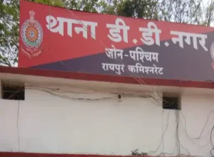 Raipur Breaking: राजधानी रायपुर के डीडी नगर थाना क्षेत्र में खारुन नदी से एक अधेड़ का शव मिलने से सनसनी फैल गई। नदी में शव तैरता देख लोगों ने पुलिस को सूचना दी। मौके पर पहुंची पुलिस ने शव को बाहर निकलवाकर पोस्टमार्टम के लिए भेज दिया। फिलहाल मौत के कारणों की जांच की जा रही है।