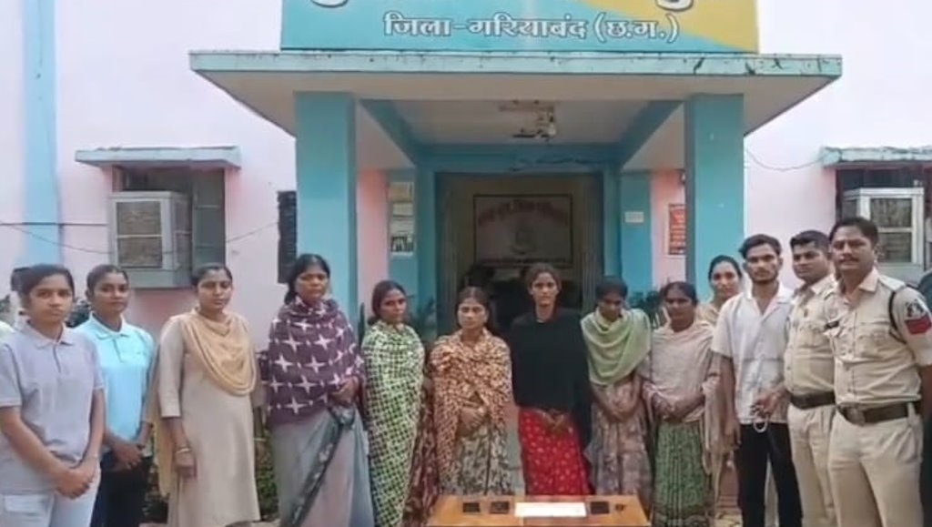 CG News: गरियाबंद और महासमुंद जिले के जतमई धाम, घटारानी और राजिमधाम में श्रद्धालुओं को निशाना बनाने वाली महिला चोर गैंग का पुलिस ने पर्दाफाश किया है। पुलिस ने नागपुर की रहने वाली सात महिलाओं को गिरफ्तार किया है। आरोप है कि ये महिलाएं कार से धार्मिक स्थलों की रेकी कर भीड़ का फायदा उठाकर गहने और कीमती सामान चोरी करती थीं।