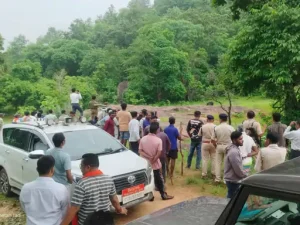 Kanker Bear Attack: छत्तीसगढ़ के कांकेर जिले में मादा भालू के हमले में 3 लोगों की मौत हो गई, जबकि तीन अन्य घायल हो गए। यह घटना बुधवार को नरहरपुर वन परिक्षेत्र के मरकाटोला और गवरसिल्ली गांव में हुई। मृतकों में भाई-बहन भी शामिल हैं। वन विभाग ने रेस्क्यू अभियान चलाकर मादा भालू को बेहोश कर पिंजरे में बंद कर लिया है।