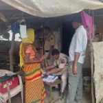 CG Murder: छत्तीसगढ़ के कोरबा जिले के बांकी मोंगरा थाना क्षेत्र में रिश्तों को शर्मसार कर देने वाली वारदात सामने आई है। शराब पीकर घर लौटने पर डांट लगाने से नाराज एक युवक ने अपनी ही मौसी की लाठी-डंडे से पीट-पीटकर हत्या कर दी। गंभीर रूप से घायल महिला की इलाज के दौरान मौत हो गई। पुलिस ने आरोपी को हिरासत में लेकर मामले की जांच शुरू कर दी है। घटना पुरैना गांव की है।