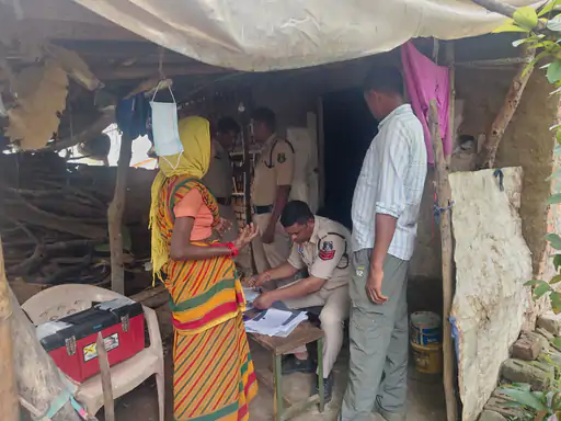 CG Murder: छत्तीसगढ़ के कोरबा जिले के बांकी मोंगरा थाना क्षेत्र में रिश्तों को शर्मसार कर देने वाली वारदात सामने आई है। शराब पीकर घर लौटने पर डांट लगाने से नाराज एक युवक ने अपनी ही मौसी की लाठी-डंडे से पीट-पीटकर हत्या कर दी। गंभीर रूप से घायल महिला की इलाज के दौरान मौत हो गई। पुलिस ने आरोपी को हिरासत में लेकर मामले की जांच शुरू कर दी है। घटना पुरैना गांव की है।