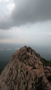 Dalha Pahad: वैसे तो छत्तीसगढ़ में घूमने लायक बहुत सी रोमांजित जगह है। इनमें जांजगीर-चांपा जिले का दल्हा पहाड़ आस्था और रोमांच का एक अनूठा संगम प्रस्तुत करता है। जिला मुख्यालय से लगभग 30 किलोमीटर दूर अकलतरा तहसील के दल्हापोड़ी गांव में स्थित यह पहाड़ अपनी प्राकृतिक सुंदरता और धार्मिक मान्यताओं के लिए दूर-दूर तक प्रसिद्ध है। लगभग 700 मीटर ऊंचे इस पहाड़ की चोटी से चारों ओर का विहंगम दृश्य देखने और प्रकृति के इस खूबसूरत नजारे का आनंद लेने के लिए सैलानी यहां खिंचे चले आते हैं।