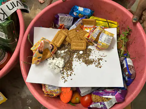 Raipur Jail: रायपुर केंद्रीय जेल में बंदियों तक प्रतिबंधित सामग्री पहुंचाने के लिए अपनाए जा रहे नए तरीकों का खुलासा हुआ है। पिछले महीने मुलाकात के दौरान कुछ लोगों ने दैनिक उपयोग की वस्तुओं के भीतर नशीले पदार्थ और अन्य प्रतिबंधित सामग्री छिपाकर जेल में पहुंचाने की कोशिश की। हालांकि, जेल प्रशासन की सघन जांच और सतर्क सुरक्षा व्यवस्था के चलते सभी प्रयास विफल कर दिए गए। जब्त सामग्री के संबंध में नियमानुसार कार्रवाई की गई है।
