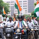 Tiranga Yatra: धरसींवा विधानसभा क्षेत्र में विधायक अनुज शर्मा के नेतृत्व में गुरुवार को भव्य तिरंगा यात्रा निकाली गई। "एक कदम देश के नाम" के संकल्प के साथ आयोजित इस बाइक रैली में बड़ी संख्या में कार्यकर्ता और क्षेत्रवासी शामिल हुए। विधायक अनुज शर्मा ने विधानसभा चौक से राष्ट्रीय ध्वज लहराकर यात्रा का शुभारंभ किया।