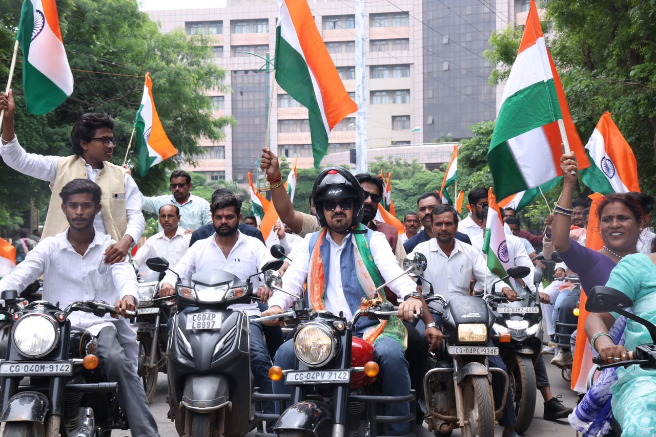 Tiranga Yatra: धरसींवा विधानसभा क्षेत्र में विधायक अनुज शर्मा के नेतृत्व में गुरुवार को भव्य तिरंगा यात्रा निकाली गई। "एक कदम देश के नाम" के संकल्प के साथ आयोजित इस बाइक रैली में बड़ी संख्या में कार्यकर्ता और क्षेत्रवासी शामिल हुए। विधायक अनुज शर्मा ने विधानसभा चौक से राष्ट्रीय ध्वज लहराकर यात्रा का शुभारंभ किया।