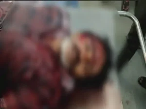 CG Murder: जांजगीर-चांपा जिले में लिफ्ट देने के बाद एक चौकीदार की चाकू मारकर हत्या कर दी गई। रविवार रात चांपा रोड पर दो नाबालिगों ने लूट की नीयत से 52 वर्षीय चौकीदार पर चलती मोटरसाइकिल में हमला कर दिया। गंभीर रूप से घायल चौकीदार की अस्पताल में मौत हो गई। पुलिस ने दोनों नाबालिगों को हिरासत में लेकर मामले की जांच शुरू कर दी है।