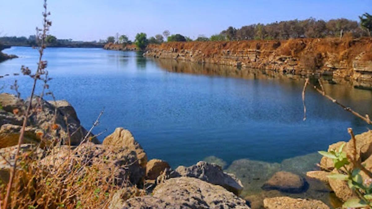 Raipur Blue Water: नवा रायपुर स्थित ब्लू वाटर खदान में लगातार हो रही डूबने की घटनाओं के बाद राज्य सरकार ने बड़ा फैसला लेने के संकेत दिए हैं। आपदा प्रबंधन मंत्री टंक राम वर्मा ने कहा है कि ब्लू वाटर खदान को प्रतिबंधित किया जाएगा। साथ ही खदान के चारों ओर फेंसिंग कर लोगों की आवाजाही रोकी जाएगी।